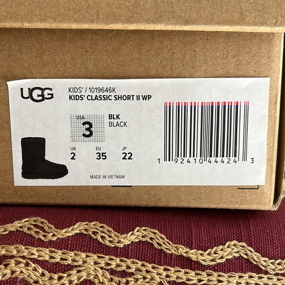 NWT NIB UGG Unisex Child Classic Short II Waterproof kids size 3 (black) - Picture 12 of 12